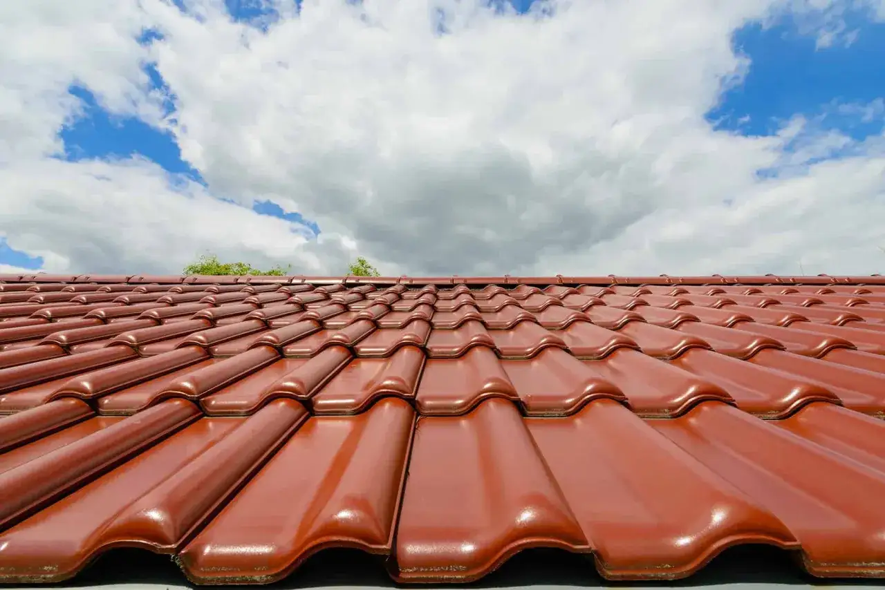 Czerwona dachówka ceramiczna, idealna na Twój dach. Sprawdź atrakcyjną dachówka ceramiczna cena za m2.