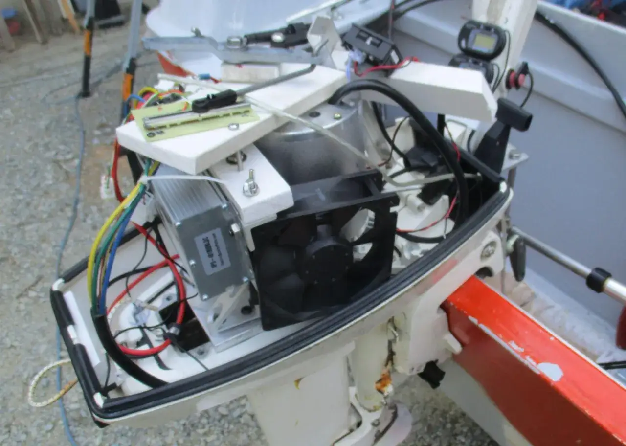 Motore elettrico barca fai da te con ventola di raffreddamento e cablaggi visibili.