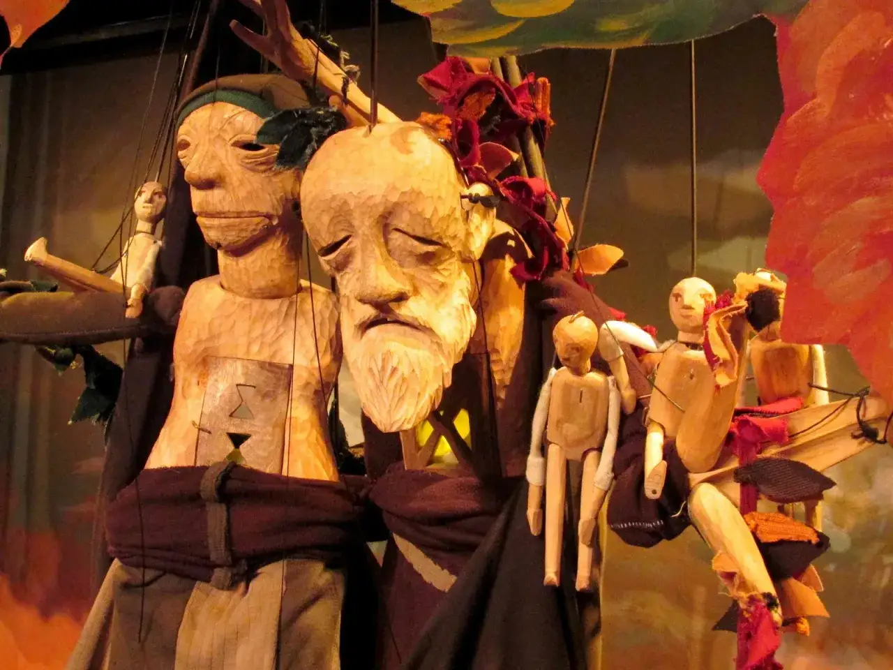 Marionnettes en bois sculpt&eacute;, &eacute;voquant Phil&eacute;mon et Baucis, entour&eacute;s de plus petites figures.