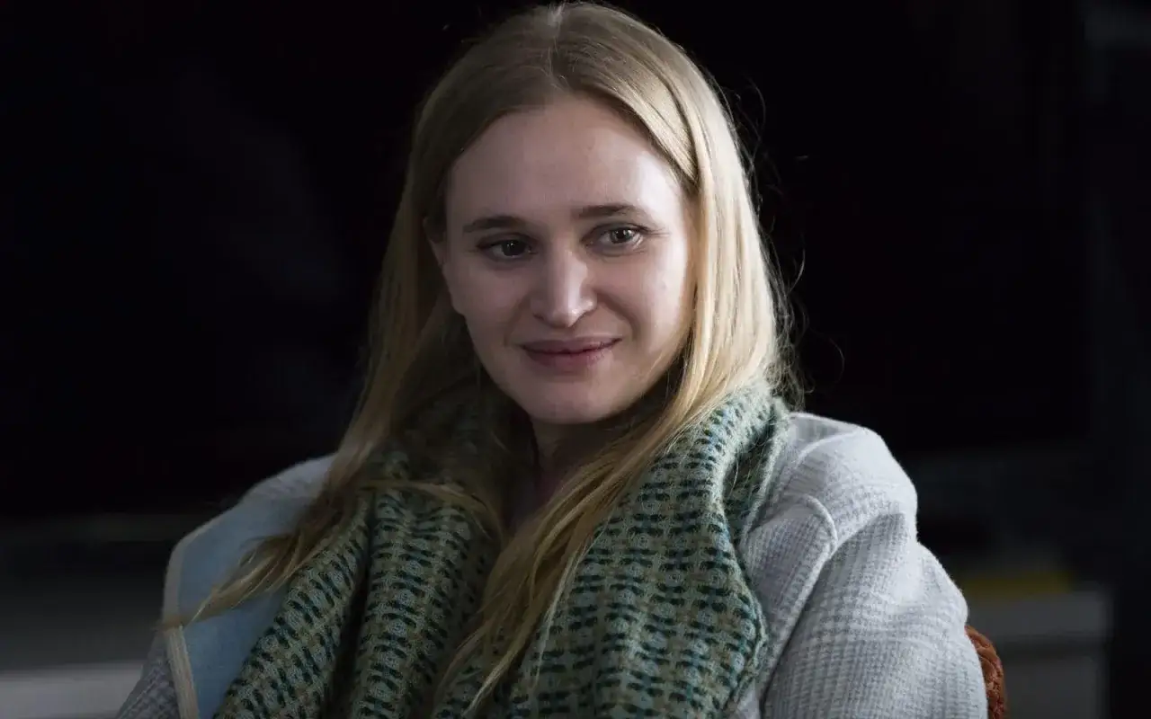 Lisa från Bonusfamiljen med sitt blonda hår och en mönstrad halsduk.