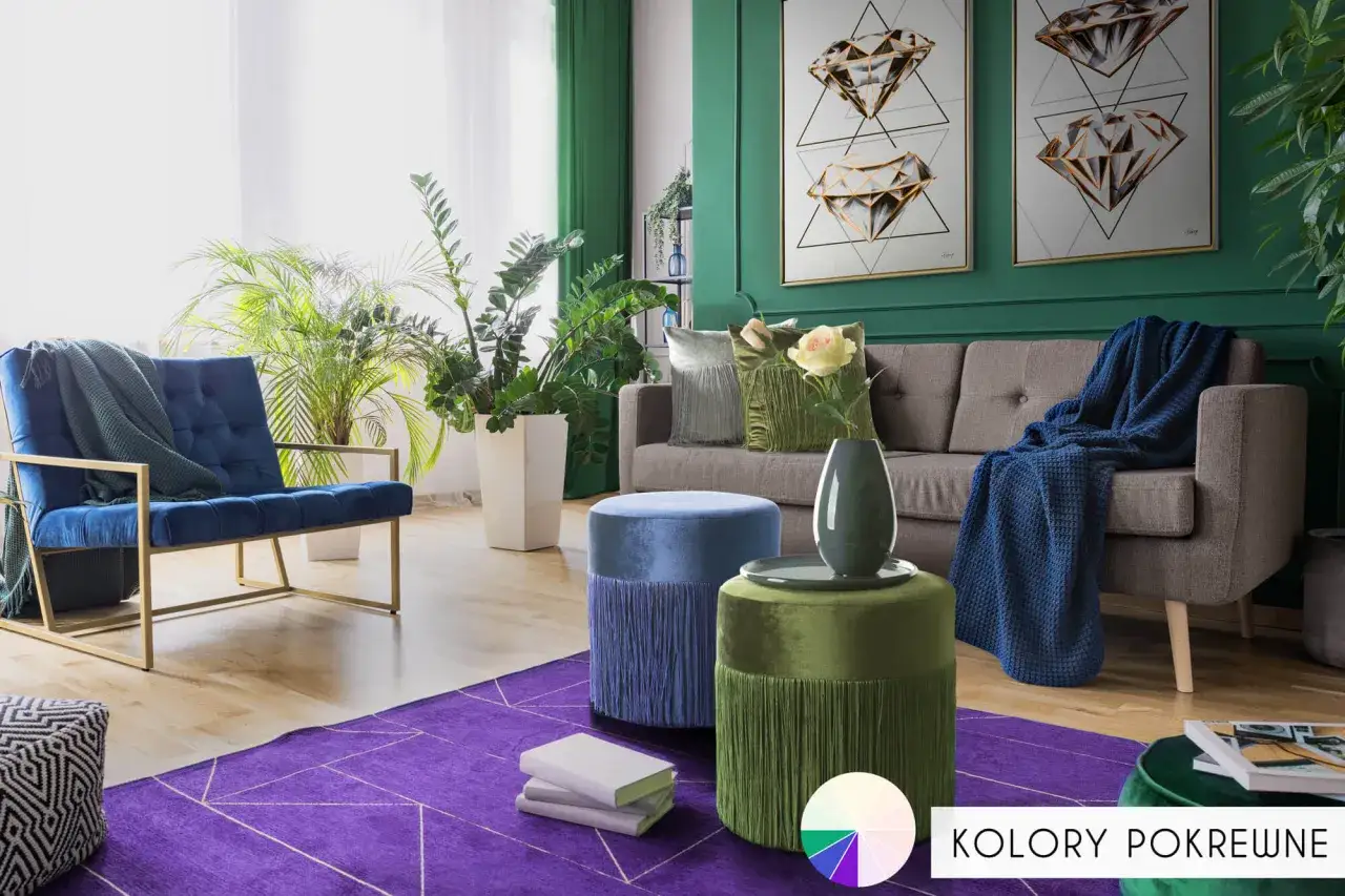 Inspiracja do aranżacji wnętrz: koło barw jak łączyć kolory. Wygodna sofa, fotel i pufy w żywych barwach tworzą przytulną przestrzeń.