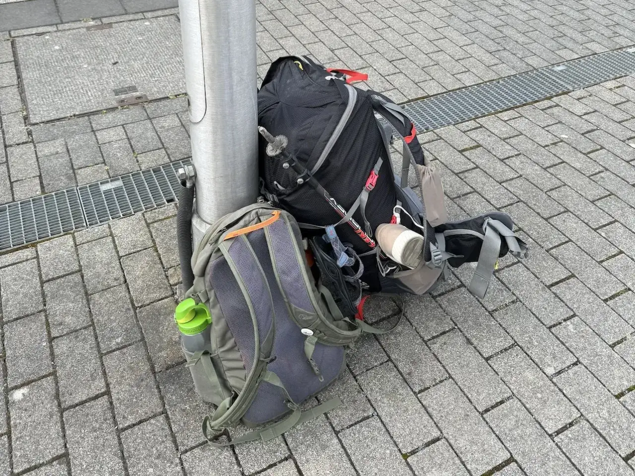 Dwa plecaki i kijki trekkingowe, gotowe na wyprawę. To jest właśnie co to jest trekking – podróżowanie z plecakiem po górach.