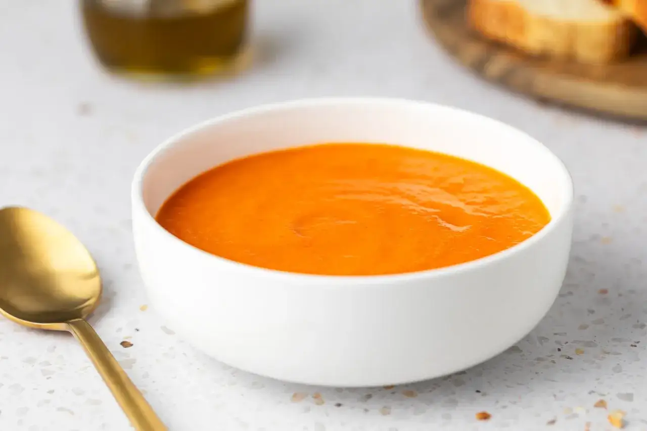 Una vellutata crema di peperoni, perfetta per un pasto leggero e gustoso, preparata con il Bimby.