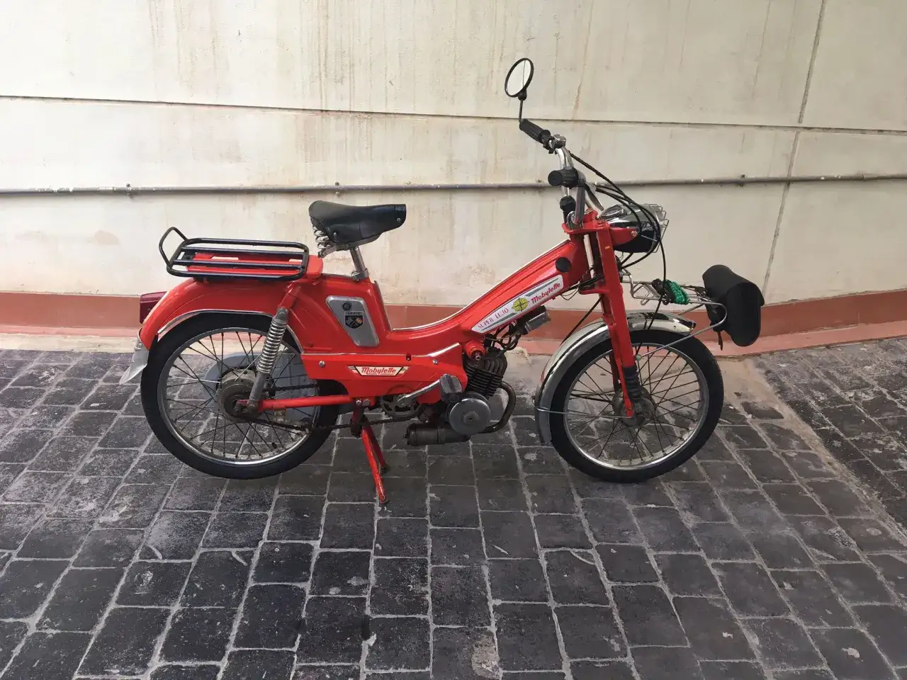 Ciclomotor rojo Mobylette 