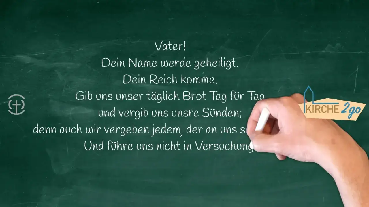 Kreidetafel mit dem Vaterunser. Eine Hand schreibt die Worte 
