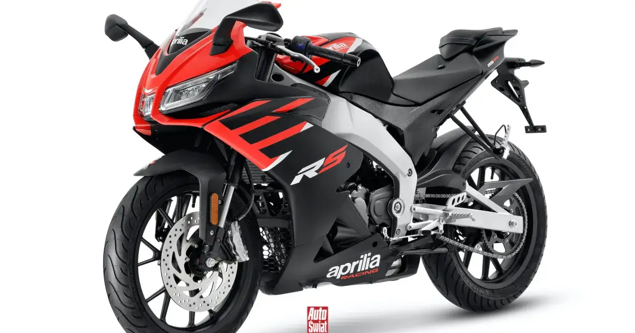 Sportowy motocykl Aprilia RS 125 w czerwono-czarnej kolorystyce, gotowy do podboju dróg. To najmocniejsze 125 na b.