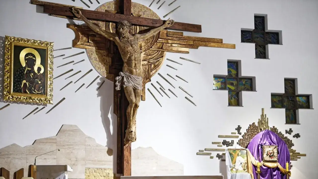 Wielkopostne krzyże i ikona Matki Bożej. Nabożeństwo Wielkiego Piątku trwa ok. 2 godzin.