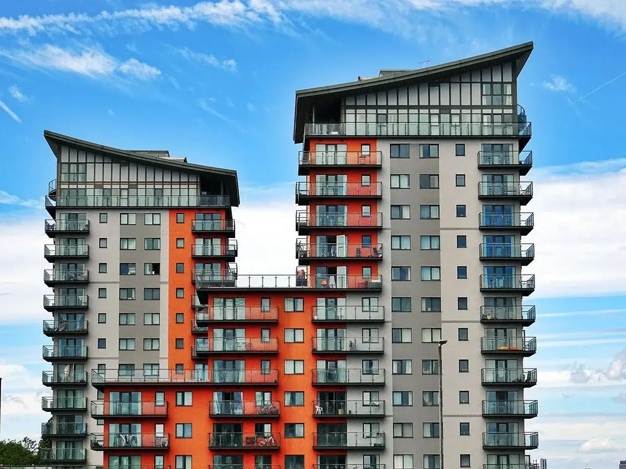 Nowoczesne apartamentowce z balkonami. Czy mieszkanie socjalne można wykupić? To pytanie nurtuje wielu Polaków.