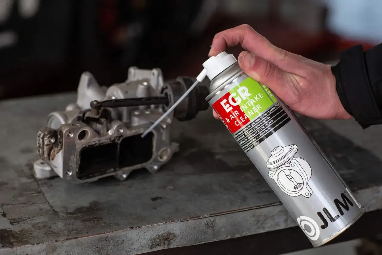 Limpieza de carbonilla del coche: un spray limpiador EGR y de admisión de aire se usa para eliminar depósitos y mejorar el rendimiento.