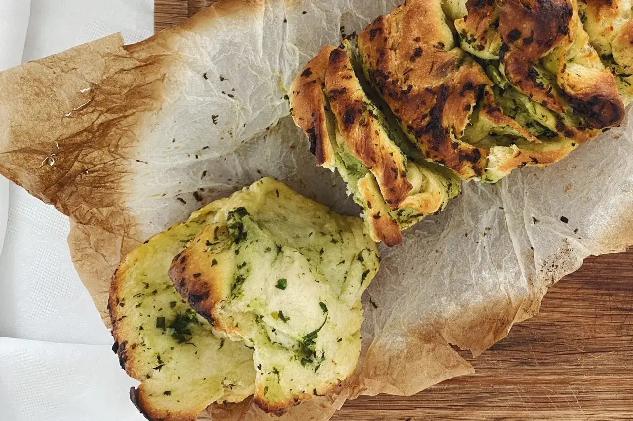 Goldbraunes Brot mit Kräutern und Knoblauchbutter, perfekt für ein einfaches knoblauchbutter rezept.