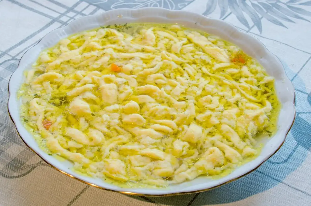 Pyszna zupa zacierkowa, czyli domowy makaron lany w aromatycznym bulionie z marchewką.