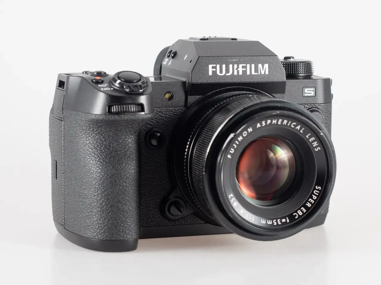 Czarny aparat Fujifilm xh2s z obiektywem Fujinon.
