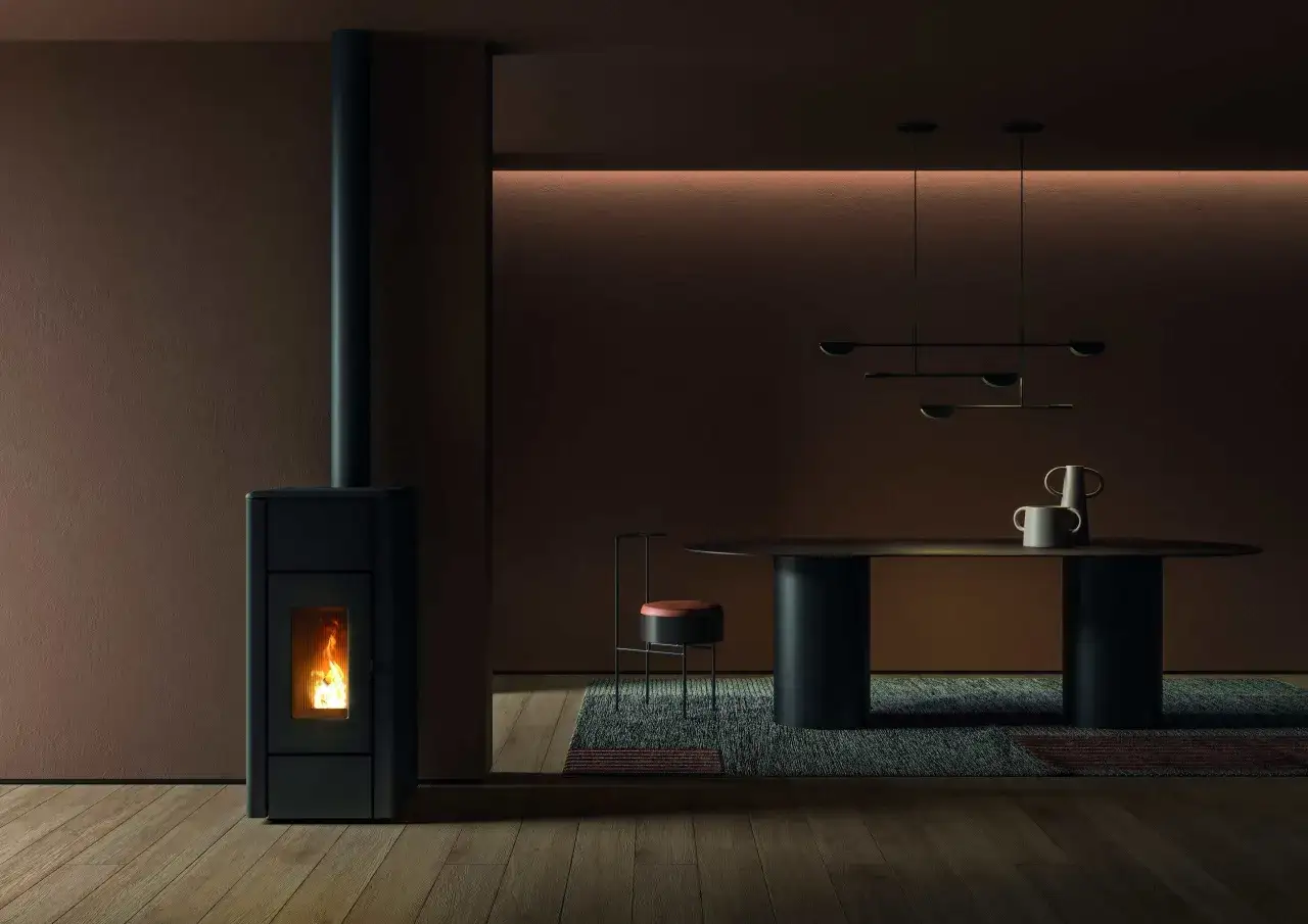 Un poêle à pellet moderne chauffe une pièce. La question est : peut-on laisser un poêle à pellet la nuit ?