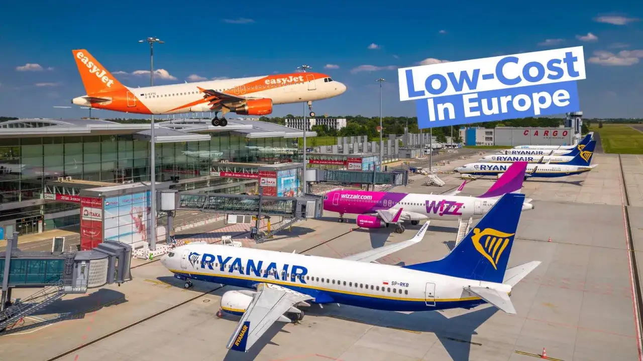Samoloty linii Ryanair, Wizz Air i easyJet na lotnisku. Tanie loty Europa to świetna okazja do podróżowania.