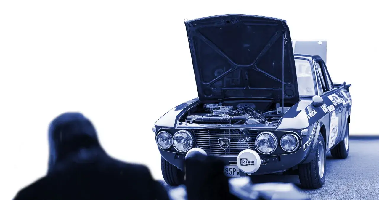 Lancia Fulvia Coup&eacute;, un'auto storica che dopo tanti anni &egrave; ancora splendida. Il cofano &egrave; aperto, mostrando il motore.