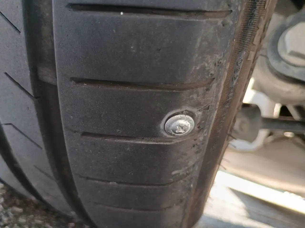 Gomma auto forata con vite. Se la gomma &egrave; irrecuperabile, informati su dove smaltire gomme auto usate.
