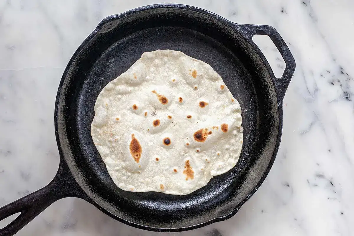 Frisch gebackene Tortilla in einer Gusseisenpfanne, perfekt f&uuml;r Ihr Tortilla-Rezept.
