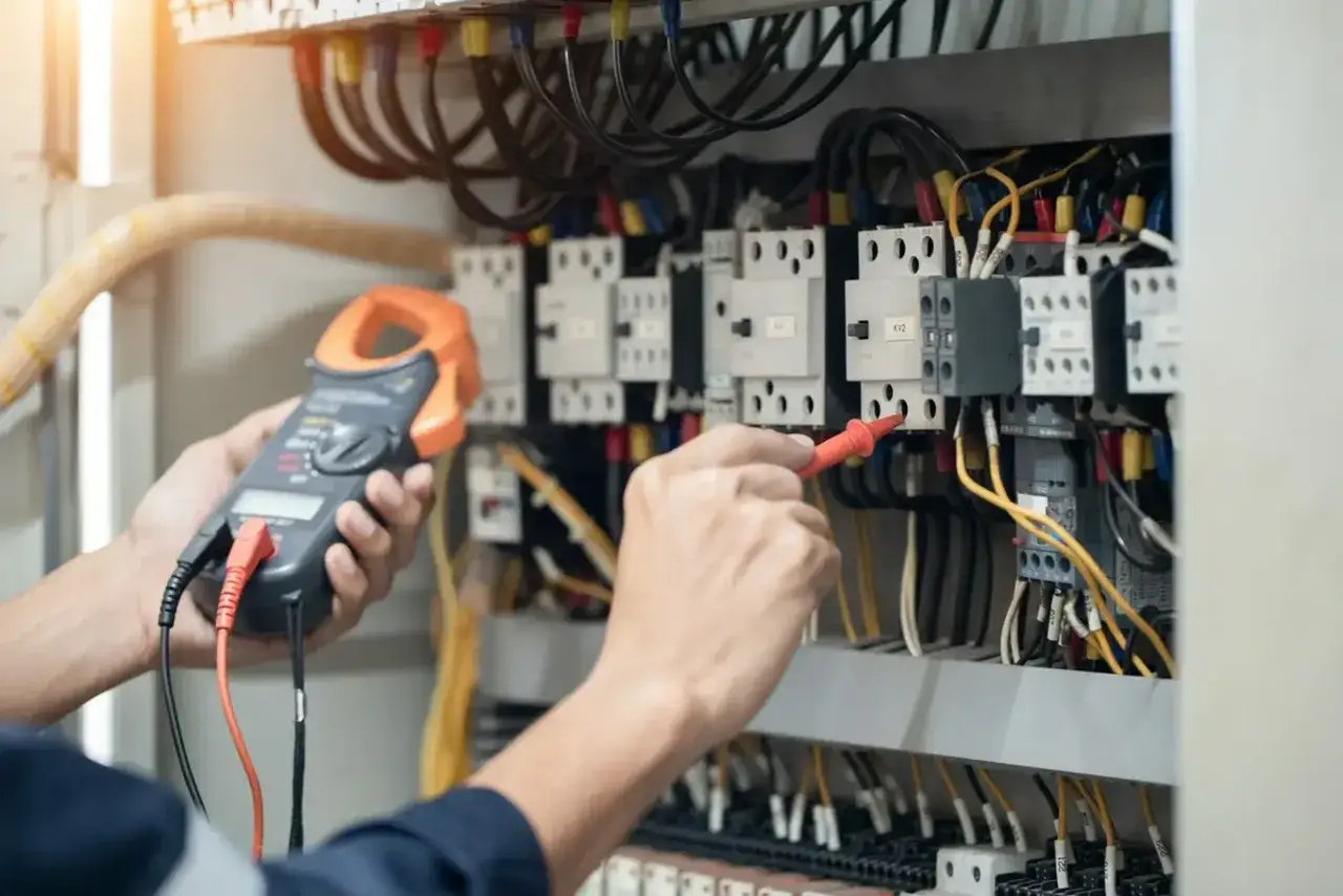 Elektryk sprawdzający instalację