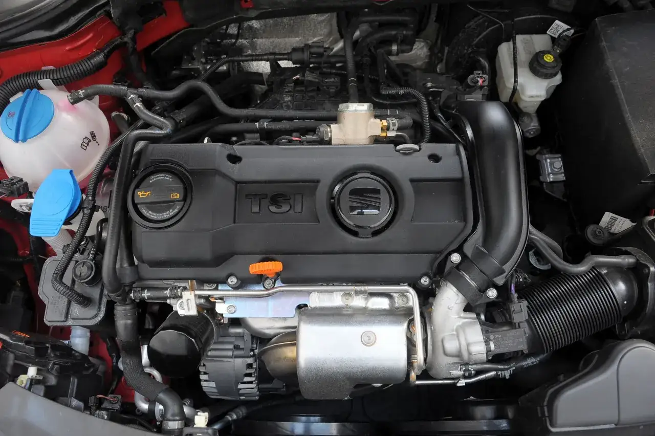 Silnik TSI w Seat Leon 2 2006. Widoczne elementy układu chłodzenia, turbosprężarki i osłony silnika.
