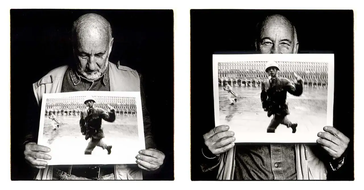 Gianni Berengo Gardin ritratto: due immagini in bianco e nero. L'artista tiene in mano una sua foto di un soldato in marcia.