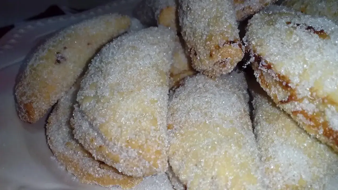 Deliciosas empanadillas de cabello de ángel, cubiertas de azúcar brillante.