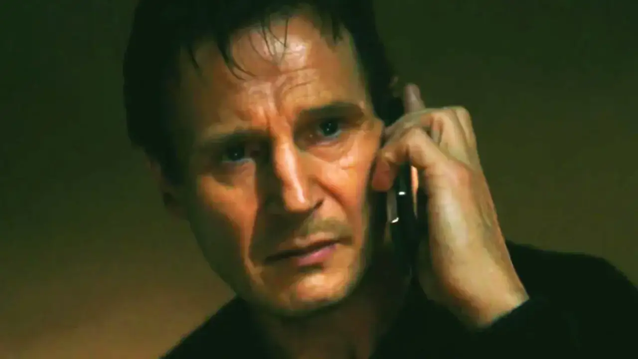 Liam Neeson, zdeterminowany, by odnaleźć swoją uprowadzoną córkę, odbiera telefon.