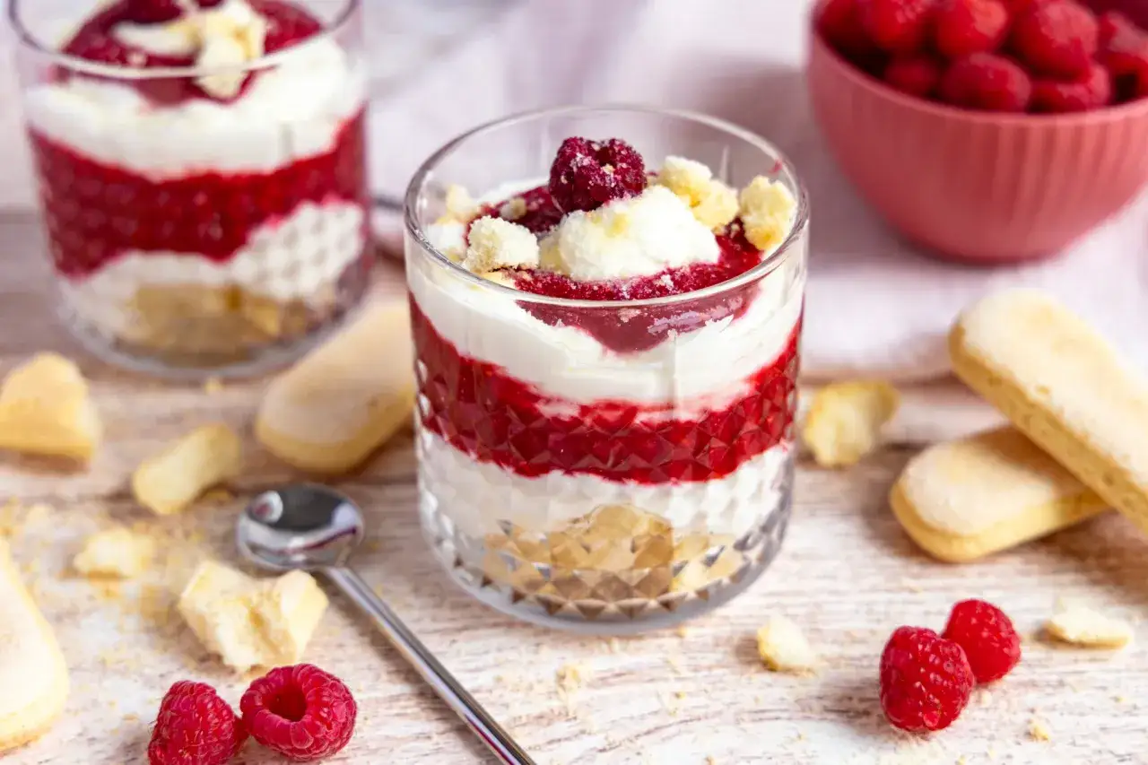 Schichtdessert mit Mascarpone, Himbeeren und Löffelbiskuits. Ein schnelles Dessert mit Mascarpone, das erfrischt und delight.