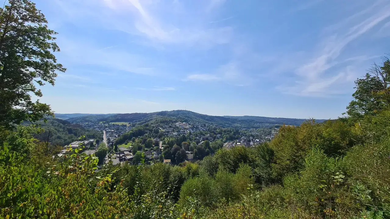 Blick ins Tal bei Engelskirchen. Ein perfekter Tag zum Wandern, mit gr&uuml;nen H&uuml;geln und blauem Himmel.