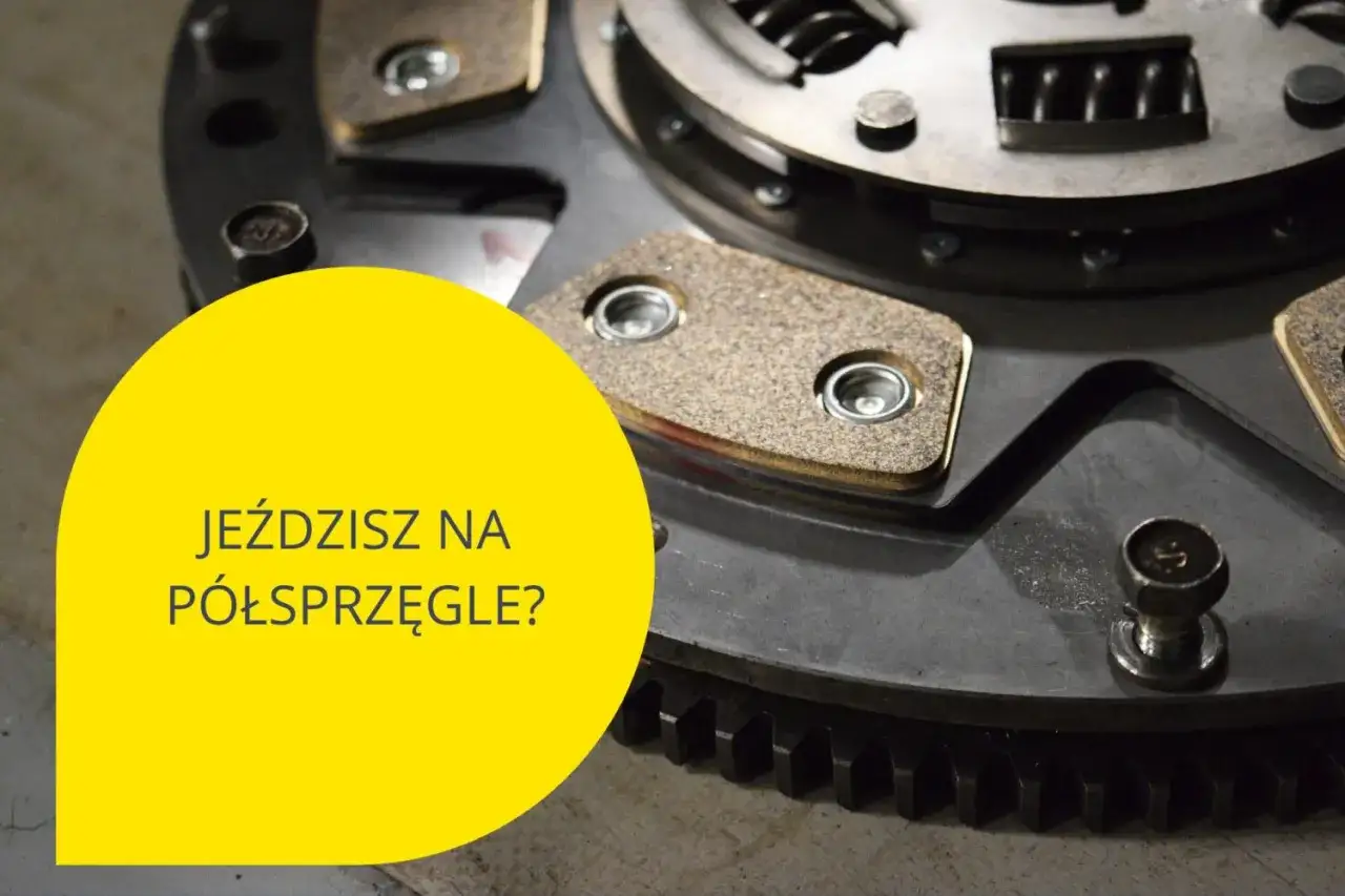 Zbliżenie na elementy sprzęgła samochodowego. Żółta bańka z tekstem: