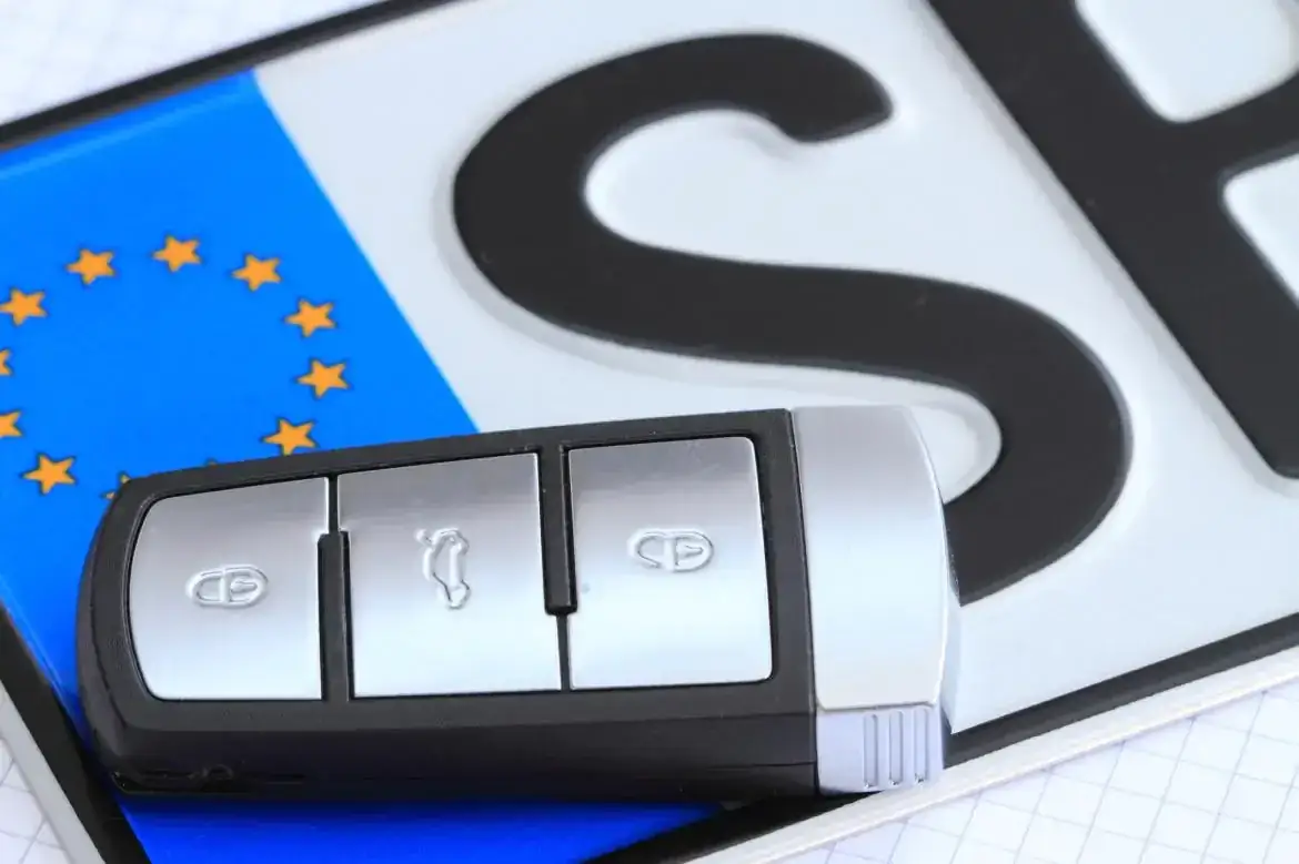 Tabela porównująca koszty przerejestrowania samochodu z wymianą i bez wymiany tablic