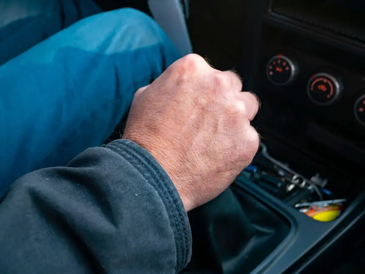 Mano sul cambio, frustrazione: cambio bloccato, non entrano le marce. Le chiavi sono l&igrave;, ma l'auto non si muove.