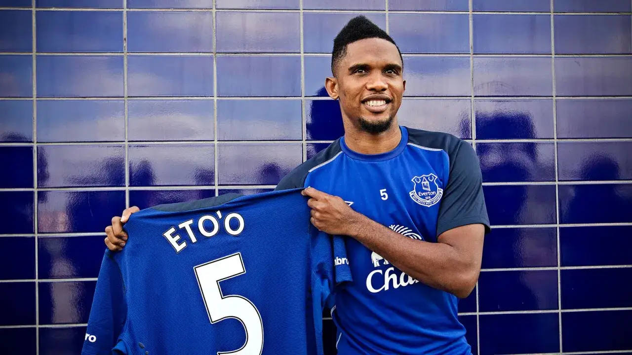 Piłkarz z numerem 5, Samuel Eto'o, prezentuje niebieską koszulkę Evertonu.