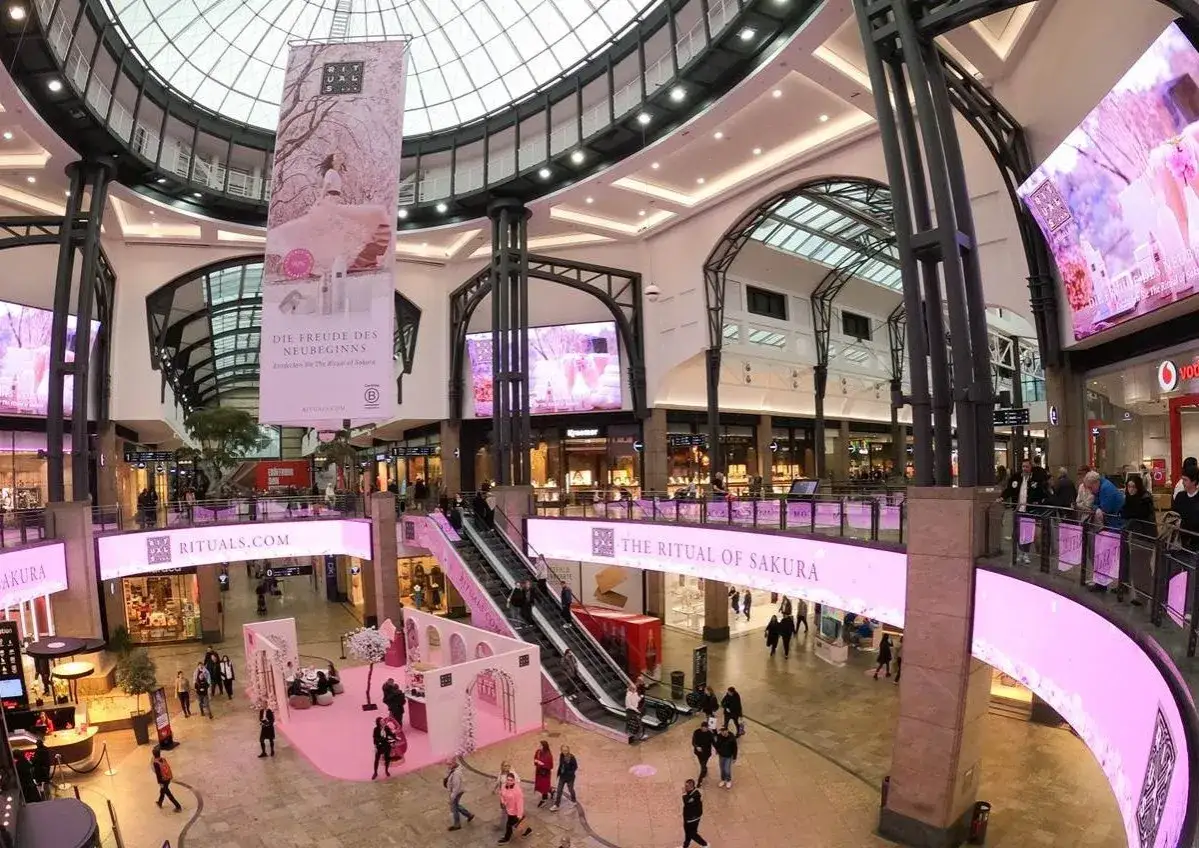 Blick in das belebte Oberhausen Centro mit einer gro&szlig;en Werbebanner-Aktion f&uuml;r 