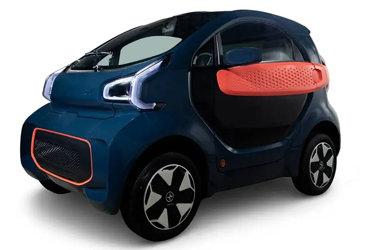 Coche azul el&eacute;ctrico compacto, ideal para la ciudad. &iquest;Sabes si puedes conducirlo con el carnet B1?