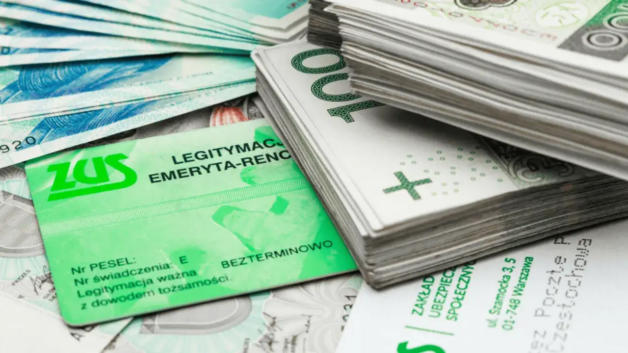Zielona legitymacja ZUS i stos banknotów. Czy technikum wlicza się do stażu pracy do emerytury?