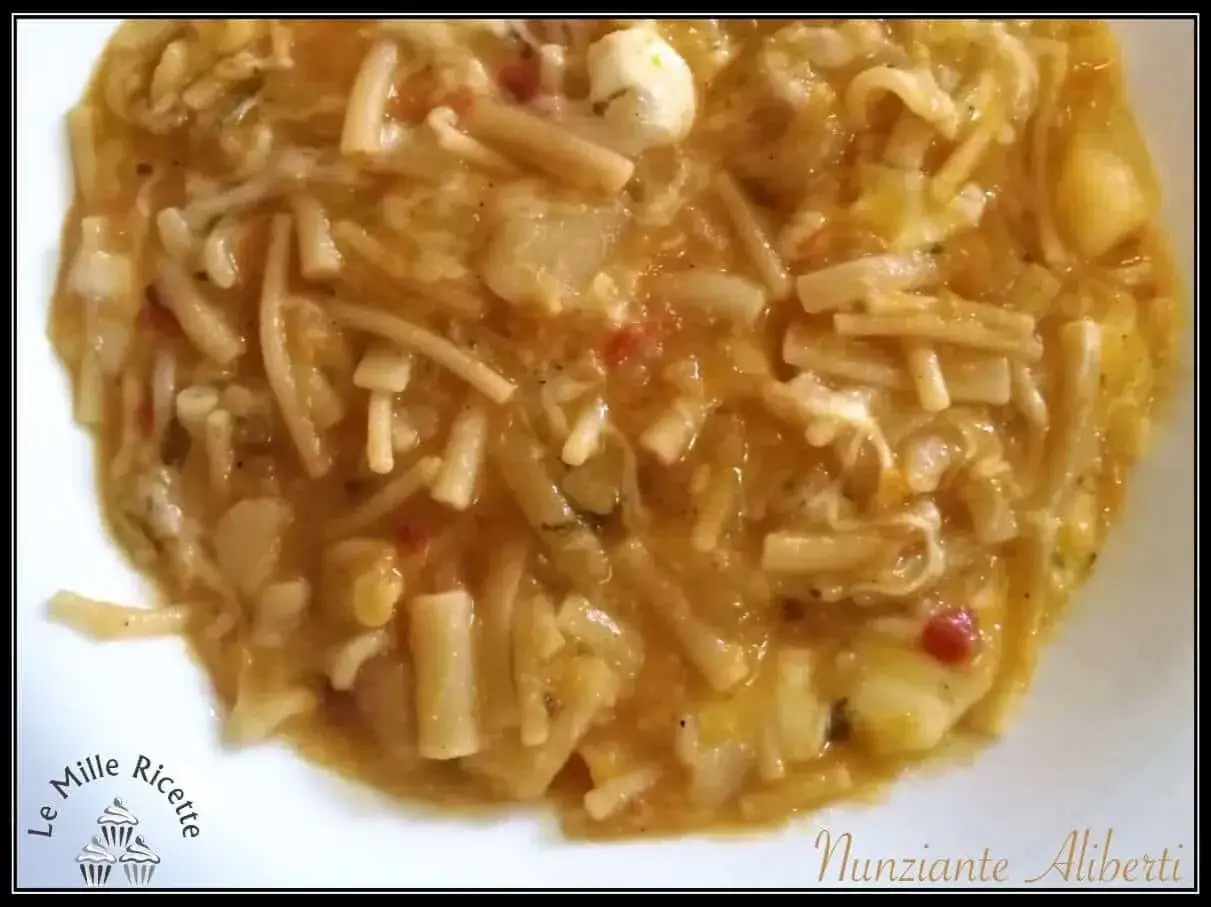 Un piatto fumante di pasta e patate, con pezzi di formaggio filante e pomodoro. Un comfort food che scalda il cuore.
