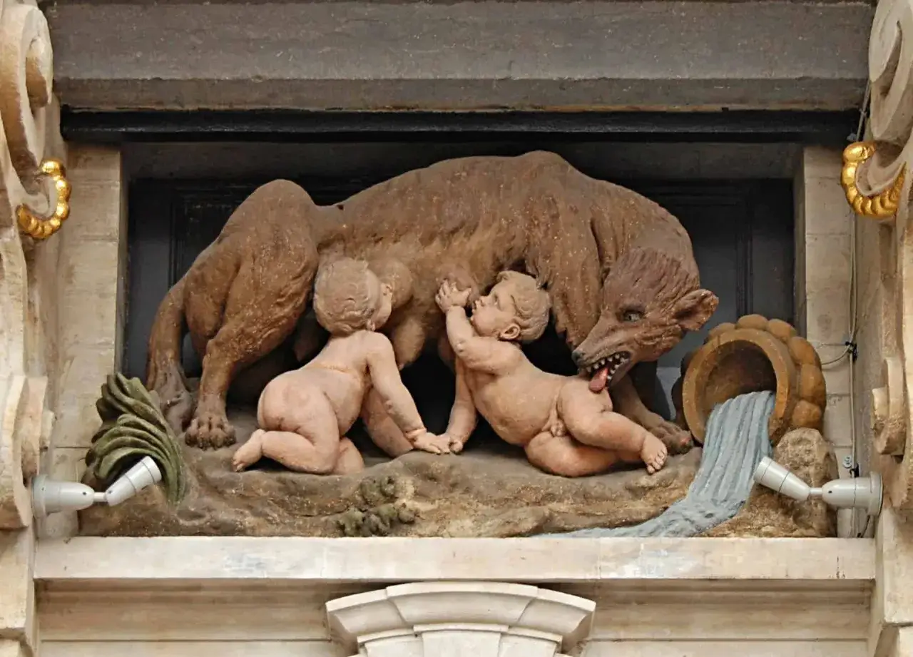 Rzeźba wilczycy karmiącej Romulusa i Remusa, symbolizująca **datę założenia Rzymu**.