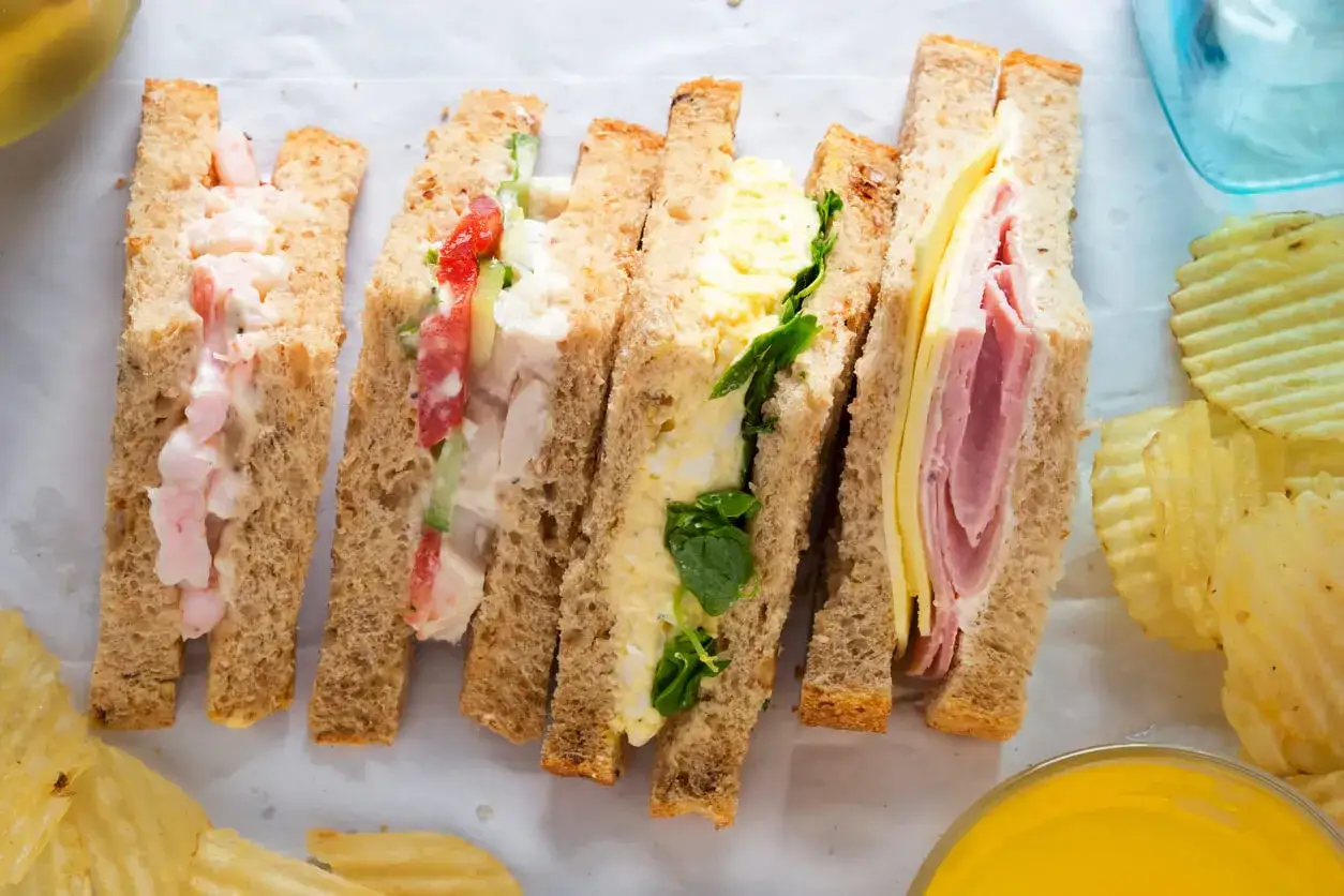 Cuatro bocadillos saludables para el cole: gambas, pollo con tomate y pepino, huevo y jam&oacute;n con queso.