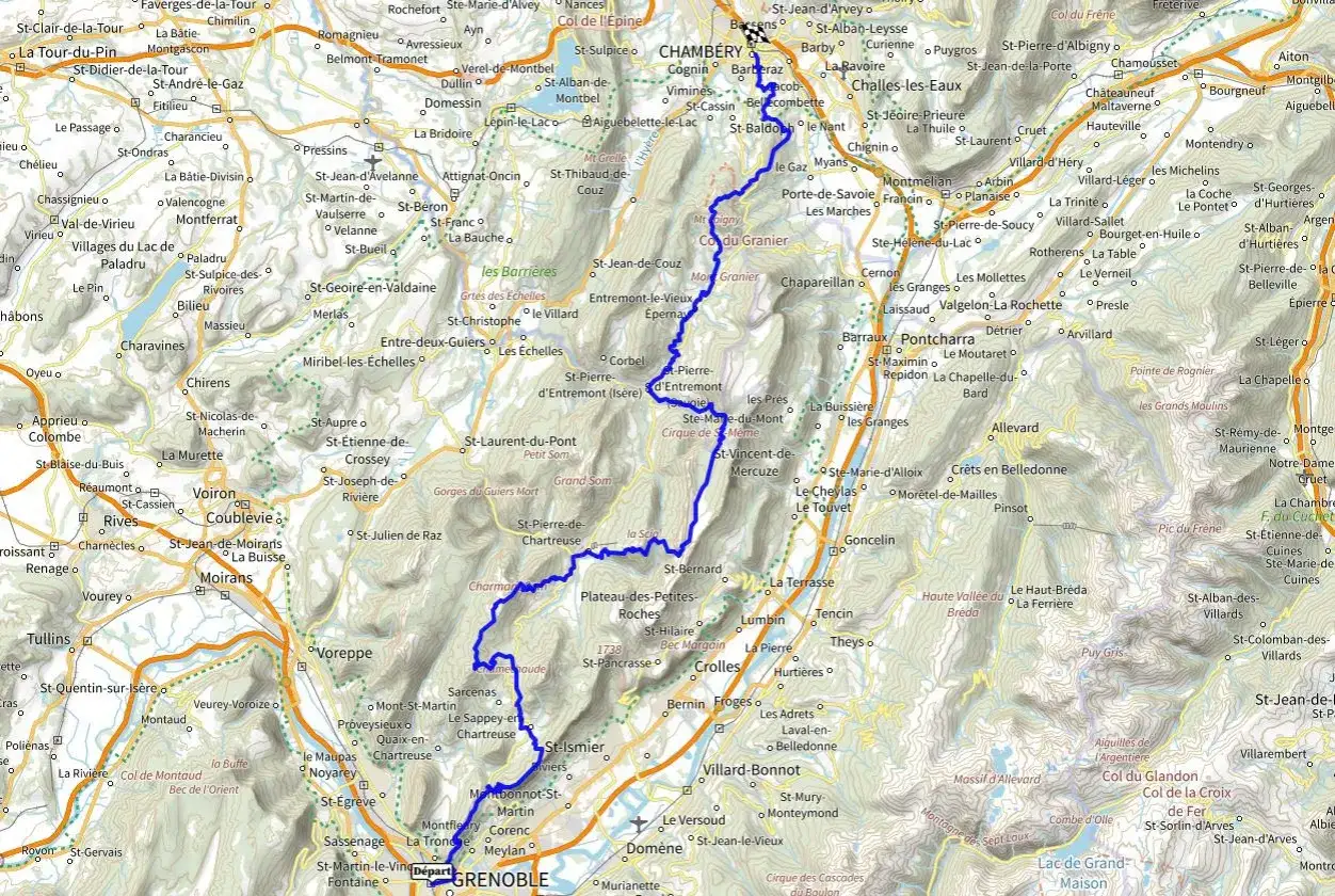 Carte d'une travers&eacute;e de la Chartreuse, avec un itin&eacute;raire bleu traversant des villages et des montagnes.