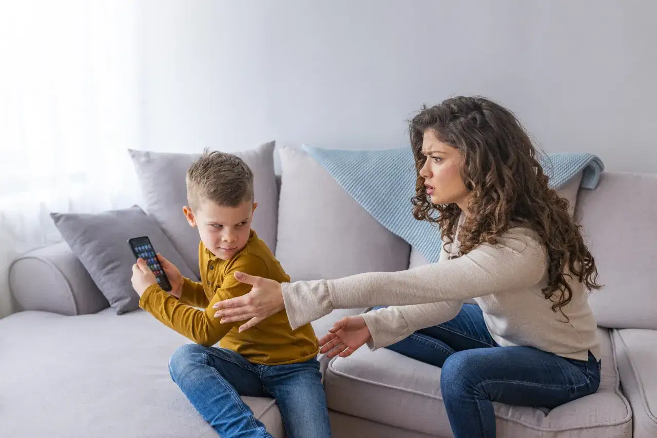 Dziecko uzależnione od telefonu mózg dopamina
