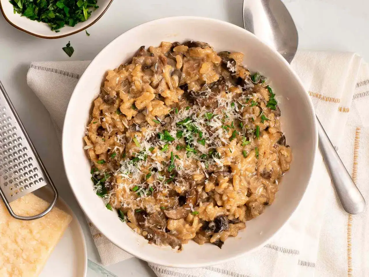 Un crémeux risotto aux champignons, parsemé de parmesan et de persil frais. Un délice facile à préparer avec le Cookeo.