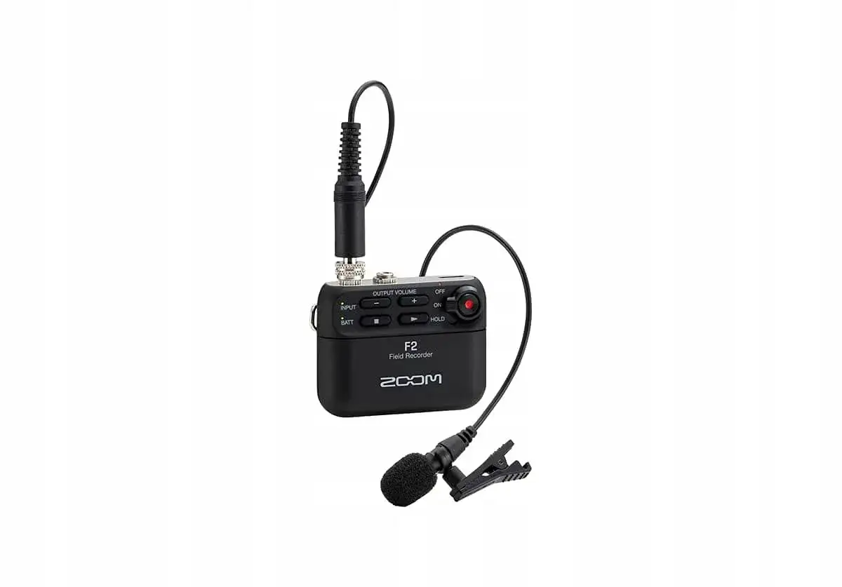 Kompaktowy rejestrator Zoom F2 z mikrofonem lavalier, idealny do nagrywania czystego dźwięku, który może być wykorzystany w projektach cymatic audio.