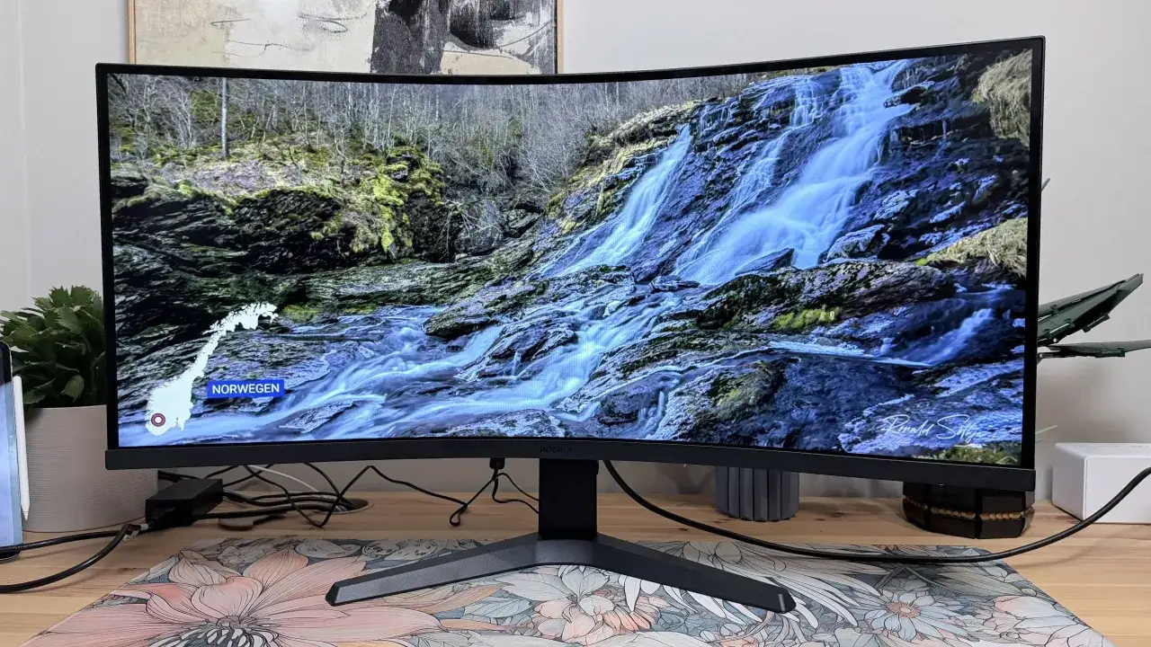 Zakrzywiony monitor Koorui wyświetla wodospad w Norwegii. Idealny, jaki monitor do gier, by zanurzyć się w wirtualnych światach.