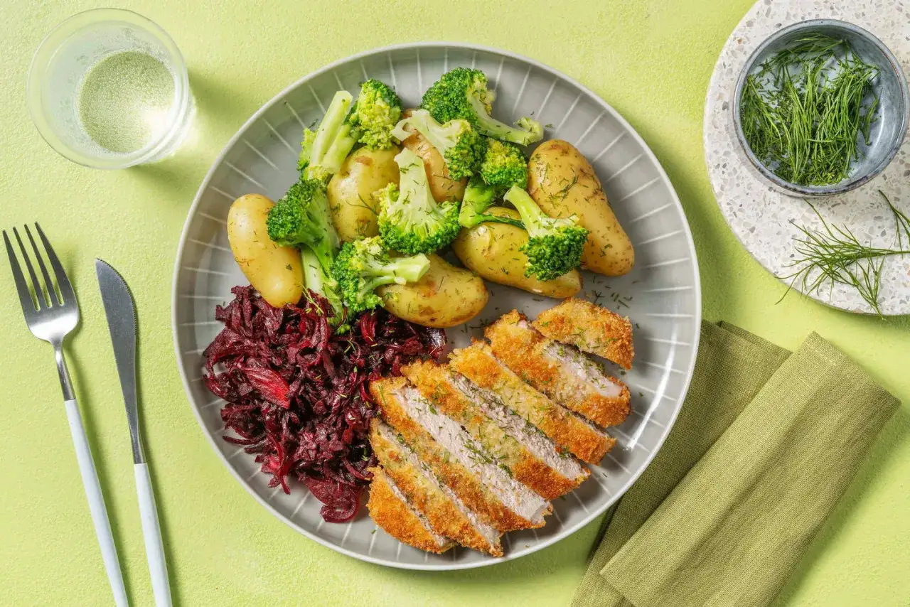Panerad schnitzel med dillpotatis, rödkål och broccoli. Ett enkelt potatis recept för en god middag.
