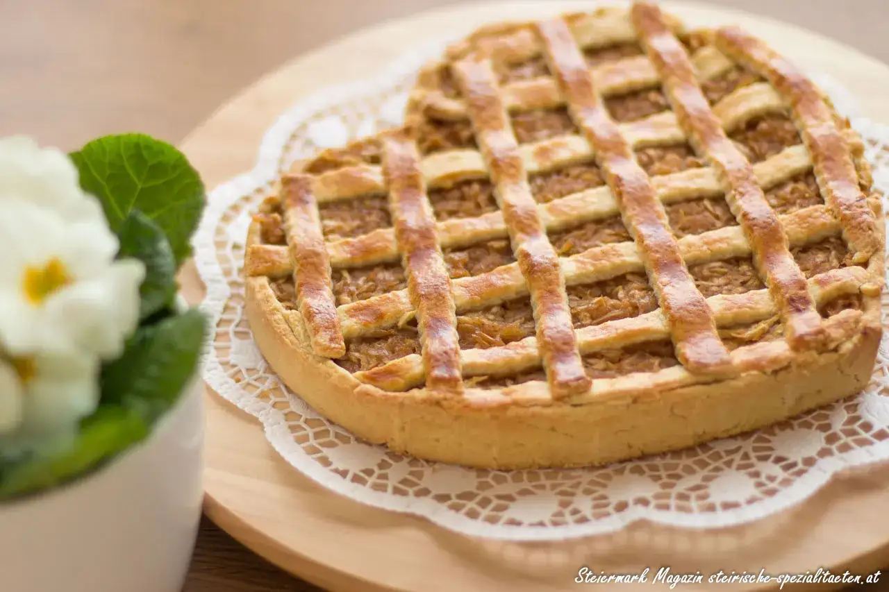 Herzf&ouml;rmiger Kuchen mit Gittermuster, gef&uuml;llt mit s&uuml;&szlig;em Apfelmus. Ein Genuss f&uuml;r Augen und Gaumen.