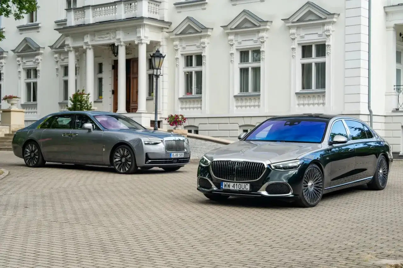 Dwa luksusowe sedany: szary Rolls-Royce i dwukolorowy Mercedes-Maybach. Zastanawiasz się nad maybach cena?