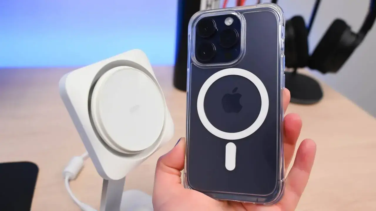 iPhone 12 ma ładowanie indukcyjne. Na zdjęciu widać iPhone'a 12 w przezroczystym etui z MagSafe oraz ładowarkę indukcyjną ESR.