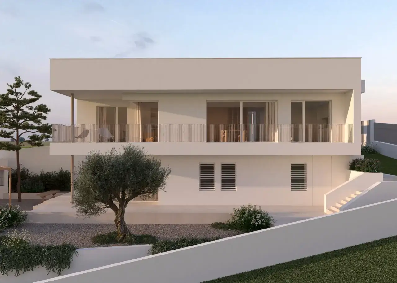 Casa moderna blanca con balcón y jardín. Un sueño de construir una casa desde cero, precio asequible.