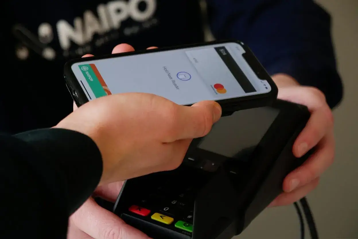 Szybkie zakupy? Tak, tak właśnie płacić telefonem! Przyłóż smartfon do terminala, a transakcja przebiegnie błyskawicznie.