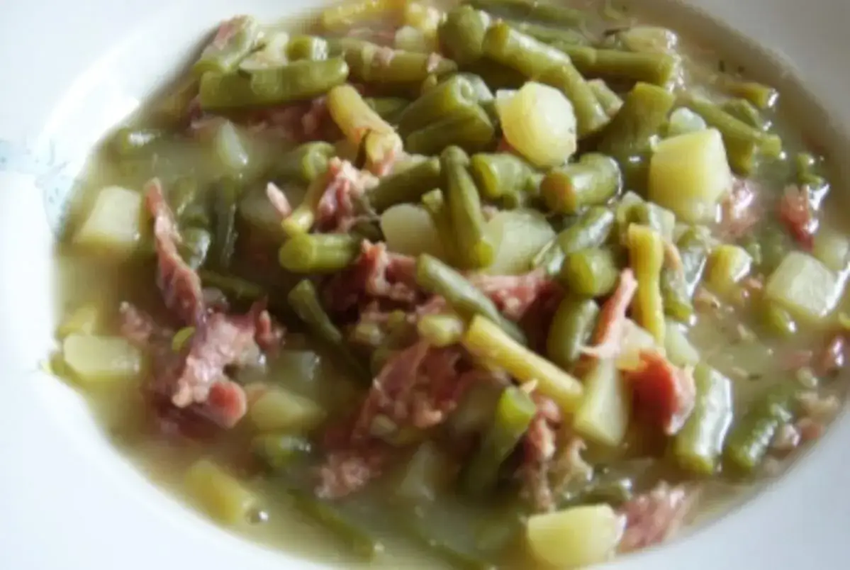Herzhafter Bohneneintopf mit Kartoffeln und Speck. Ein klassisches Rezept für kalte Tage.